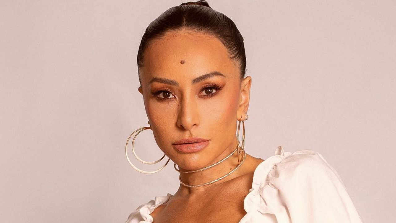 Sabrina Sato usará look exclusivo do estilista Amir Slama no Camarote Bar Brahma em São Paulo