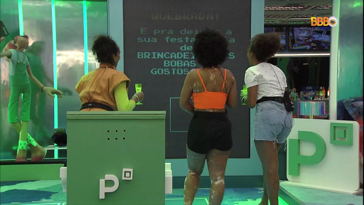 BBB 22: Whisky, gelo de água de coco, barca de comida japonesa e câmera instantânea; confira os mimos da Festa do Líder
