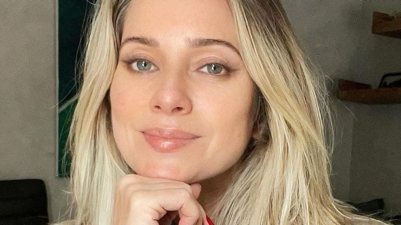 Aos 48 anos, Letícia Spiller coloca fio dental e exibe bumbum em forma na cachoeira