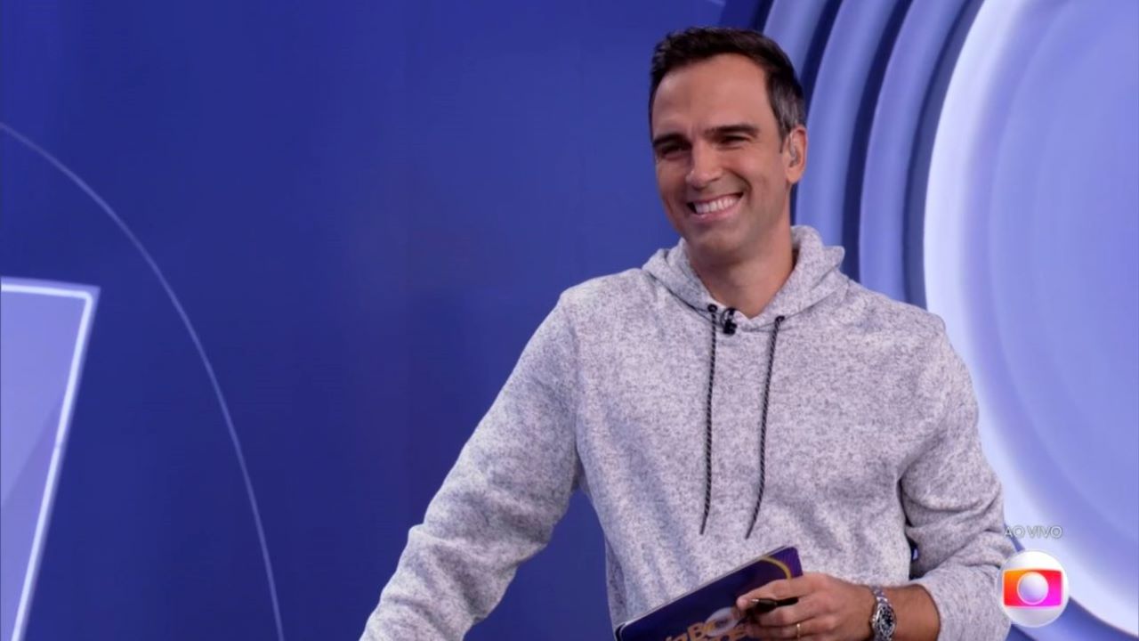 BBB 22: Tadeu Schmidt esquece de abrir defesa aos emparedados durante o programa ao vivo