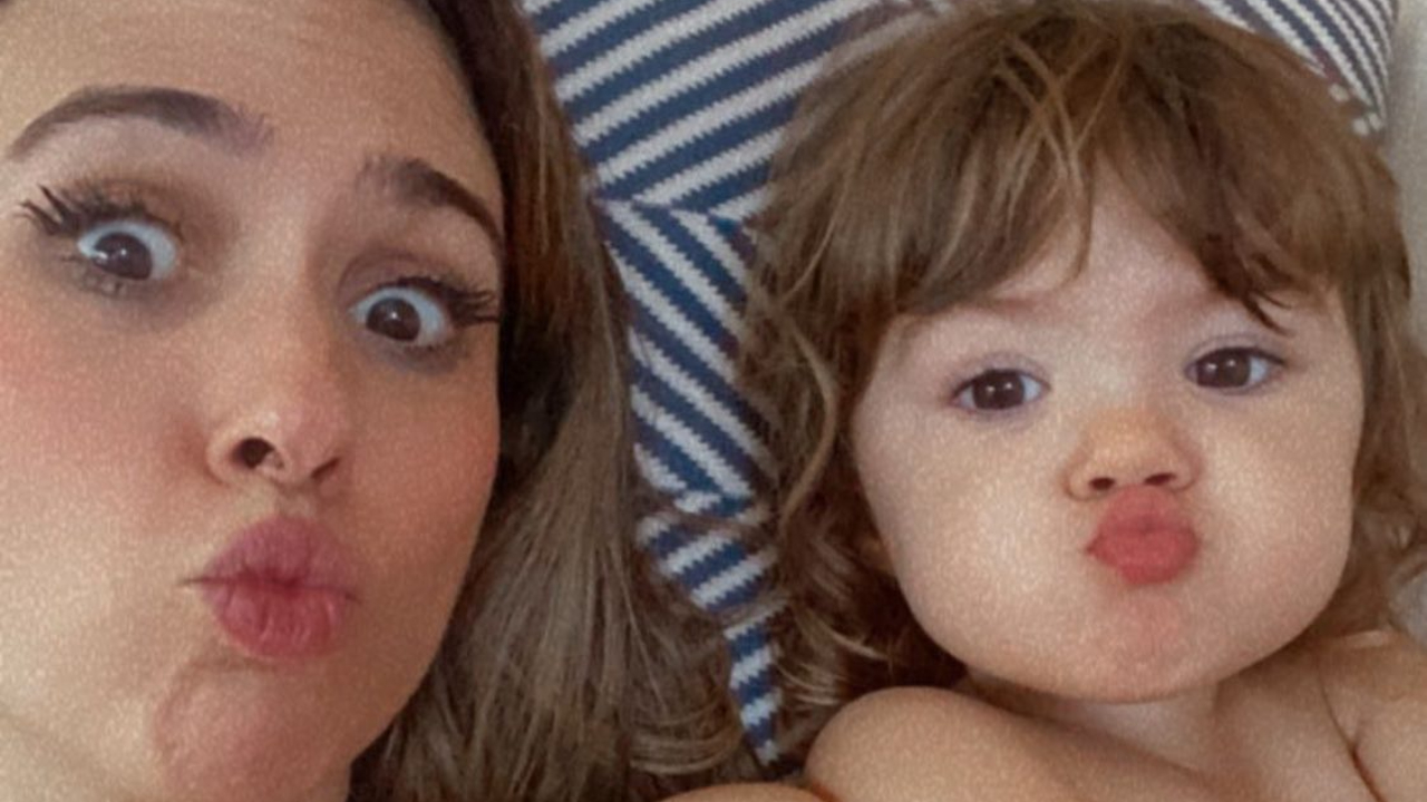 Tatá Werneck publica clique na praia com a filha, Clara Maria, e se declara: ”Eu te amo tanto”