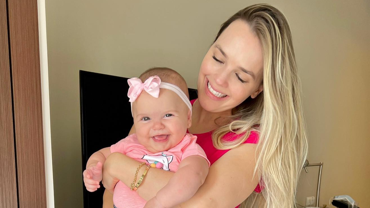 Thaeme Mariôto celebra 6 meses de Ivy: ”Meio ano da minha caçulinha”
