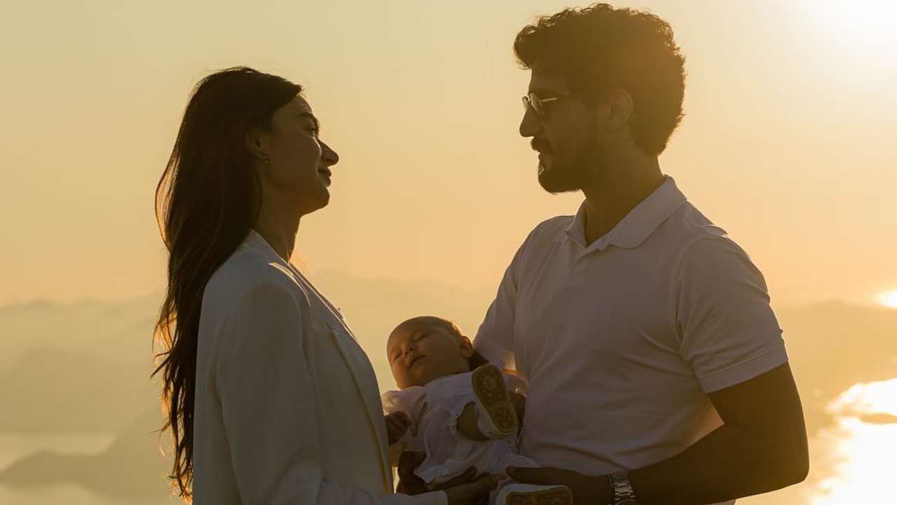Thaila Ayala e Renato Góes batizam o filho Francisco no Cristo Redentor