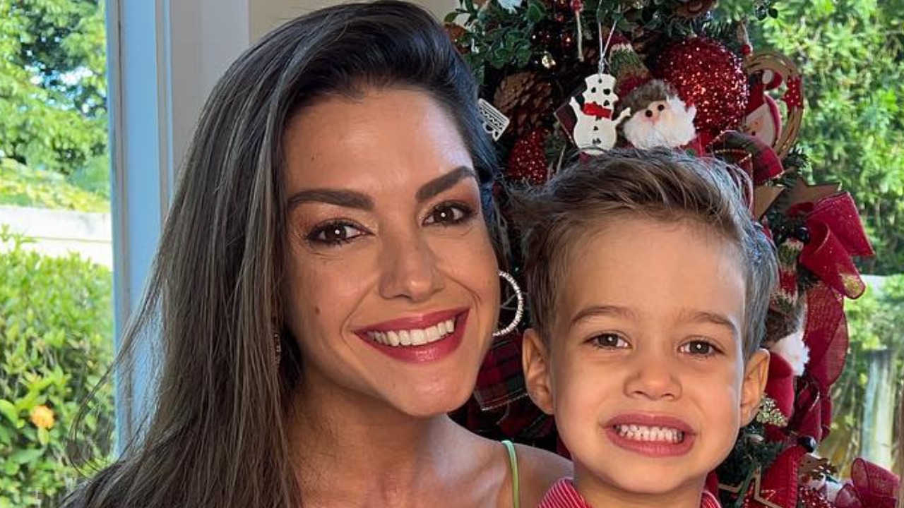 Thais Fersoza surge rezando em clique com o filho, Teodoro: ”Toda noite por aqui é assim”