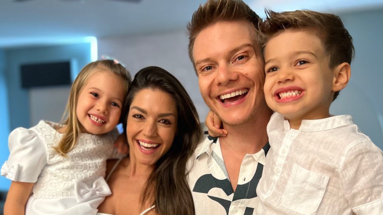 Thais Fersoza, Michel Teló e os filhos, Melinda e Teodoro, reproduzem clipe da banda Maroon 5