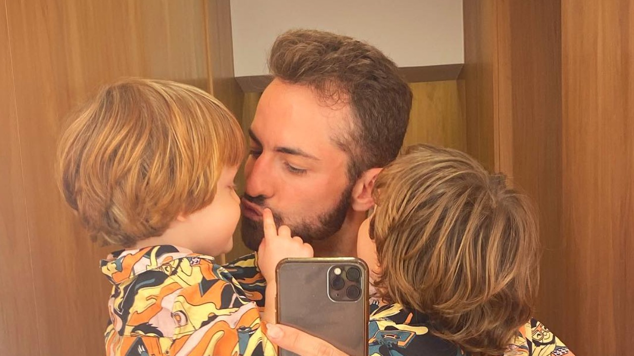 Thales Bretas compartilha registros no maior chamego com os filhos e baba: ”Não tem como não amar!”