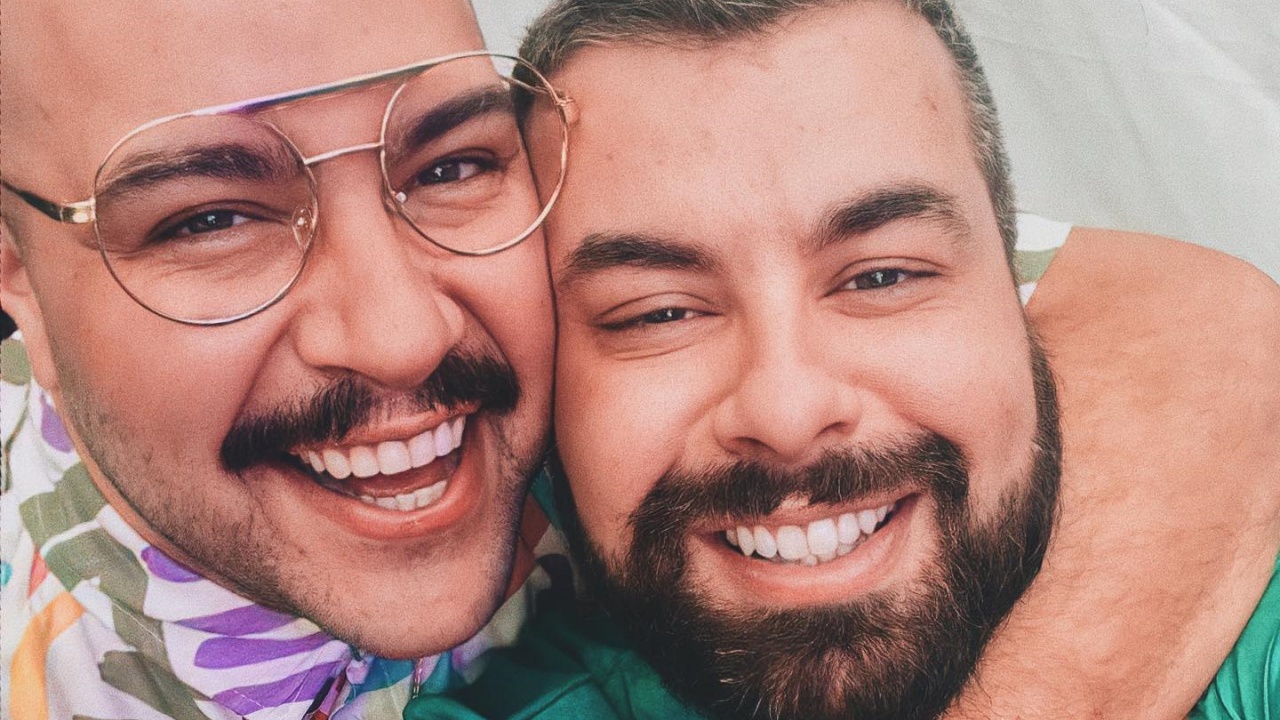 Tiago Abravanel curte folia ao lado do marido: ”Carnaval do amor”
