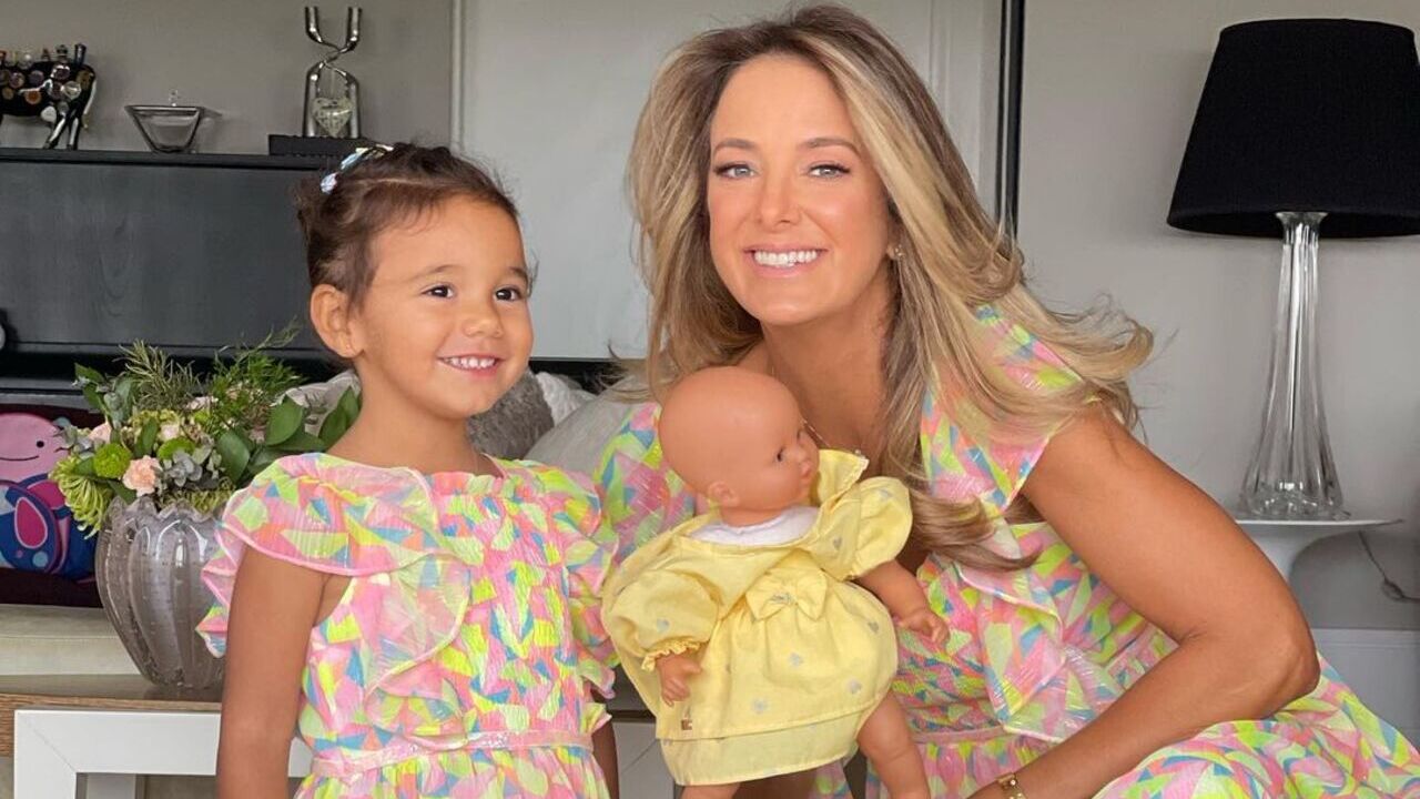Ticiane Pinheiro surge com look idêntico ao da filha Manuella e encanta demais