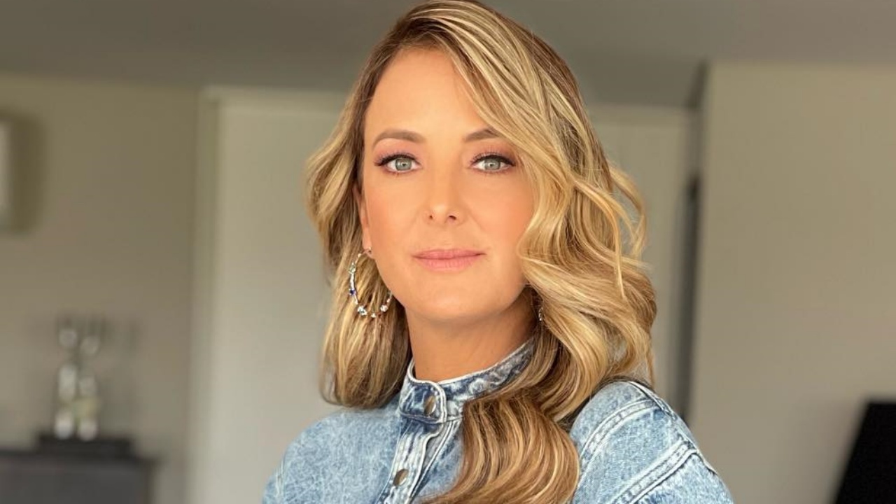 Ticiane Pinheiro aposta em cropped estiloso e deixa barriga sarada à mostra
