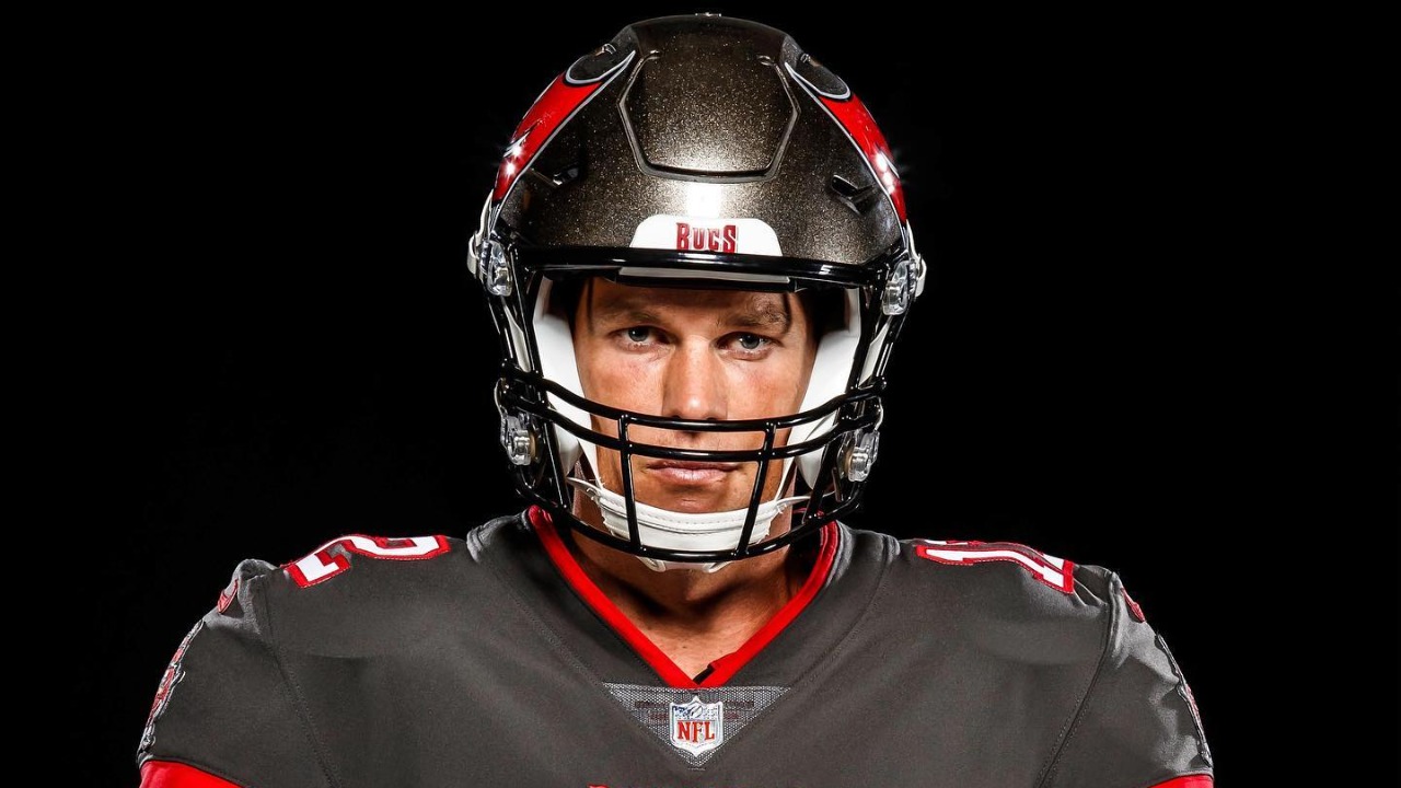 Tom Brady desiste de aposentadoria e anuncia que seguirá jogando na NFL