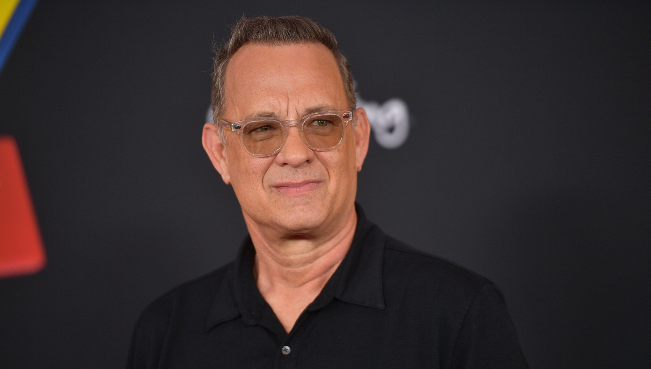 Tom Hanks aparece de surpresa em fotos de noiva com suas madrinhas de casamento