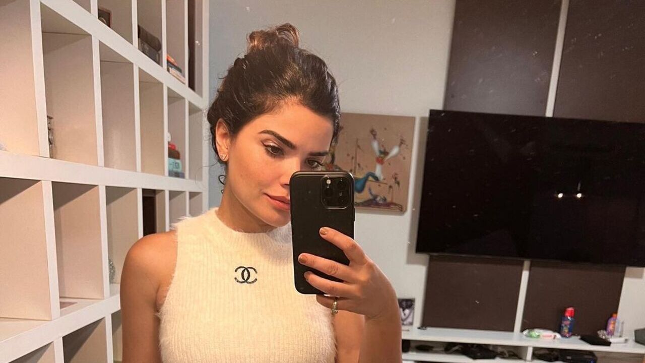 Vanessa Giácomo monta look com cropped e deixa barriga sequinha à mostra