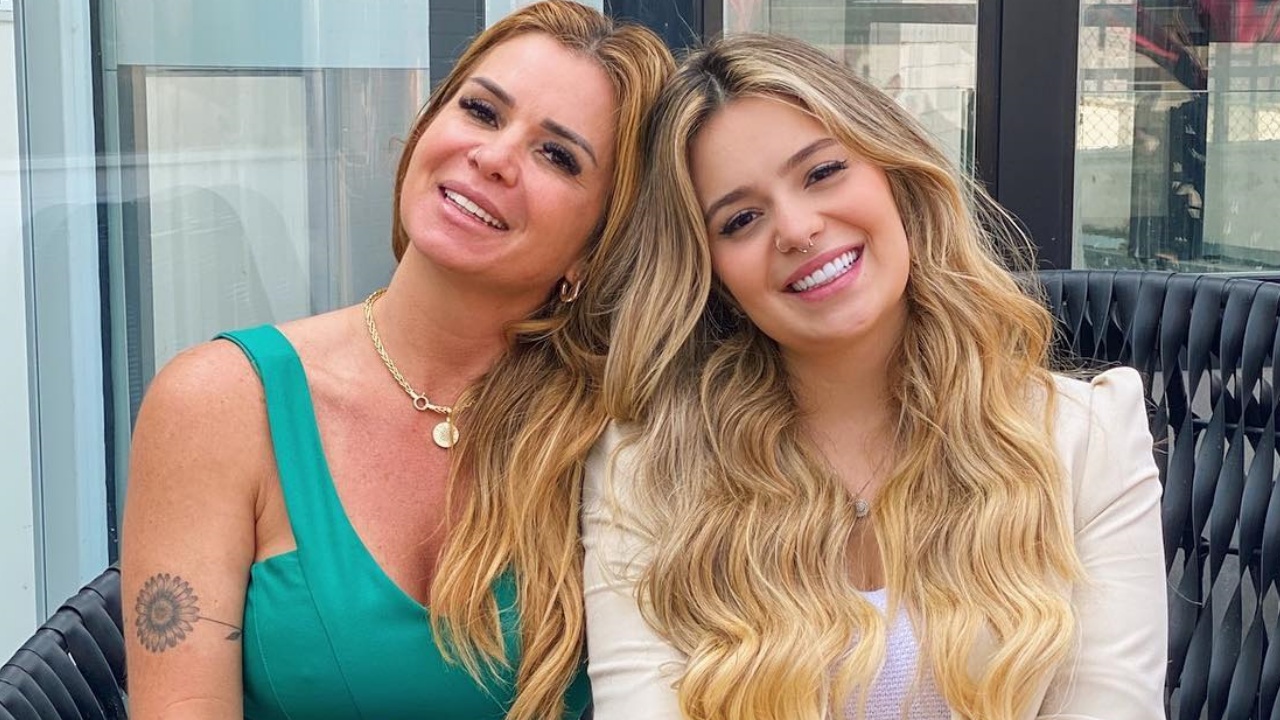 Mãe de Viih Tube faz aniversário e ganha carro de presente da filha: ”Você merece”