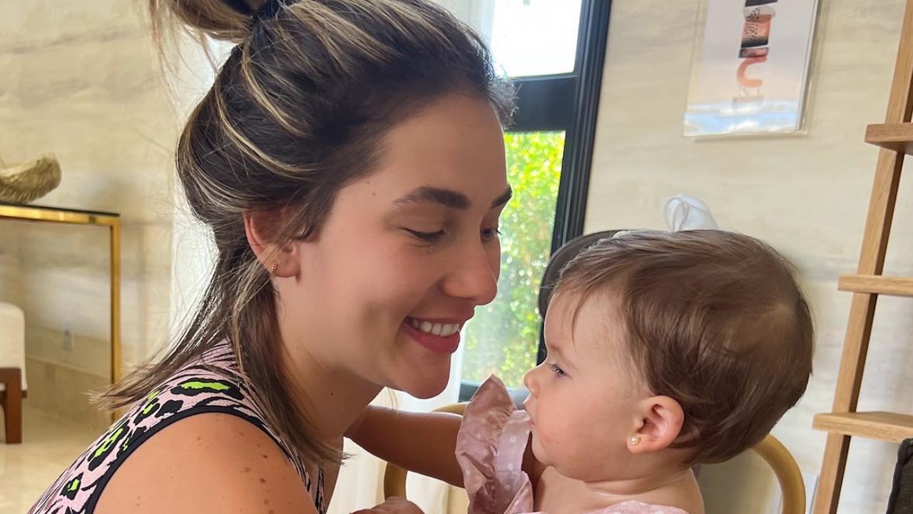 Virginia Fonseca se derrete ao mostrar Maria Alice sentada em cadeirinha: ”Do tamanho dela”