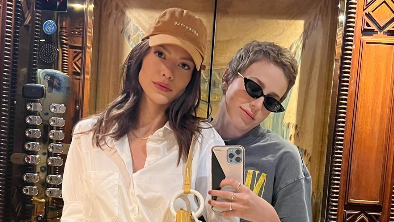 Em hotel de luxo, Vitória Strada e Marcella Rica celebram três anos de relacionamento