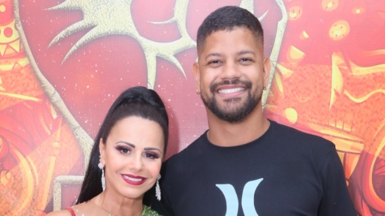 À espera do primeiro filho, Viviane Araujo marca presença em ensaio de Carnaval ao lado do marido