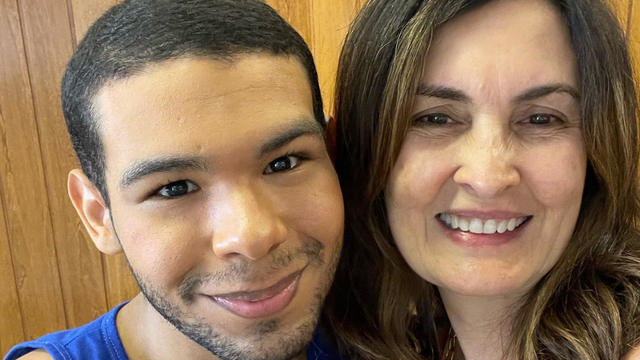 Fátima Bernardes encontra Vyni nos bastidores e celebra: “Que a vida sorria pra ele aqui fora”