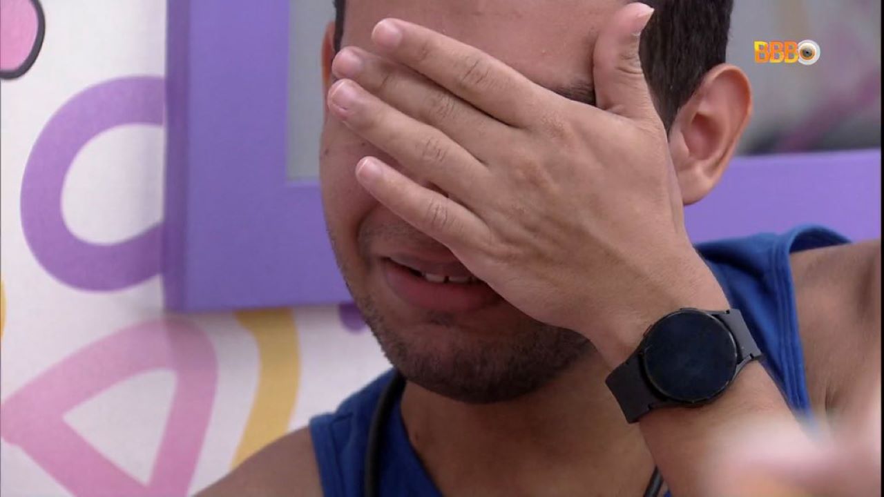 BBB 22: Vinicius se emociona ao lembrar sua realidade antes do programa: ”Usava base vencida”
