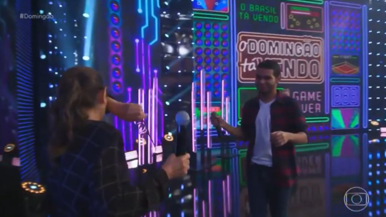 Após deixar o BBB 22, Vinicius reencontra sua ”mainha” no Domingão com Huck