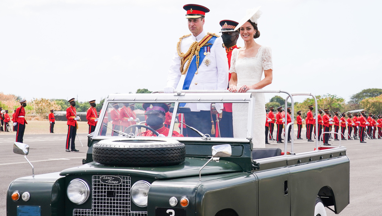 Com jantar de gala e desfile militar, Príncipe William e Kate Middleton se despedem da Jamaica