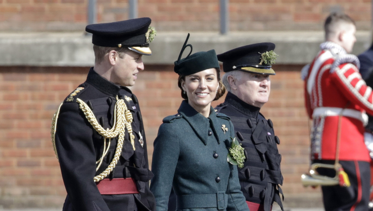Príncipe William e Kate Middleton celebram Dia de São Patrício ao lado da Guarda Irlandesa