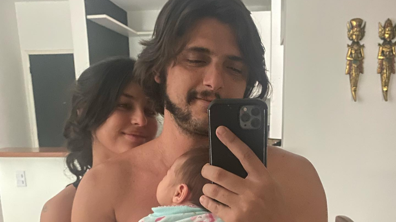 Yanna Lavigne e Bruno Gissoni aproveitam final de semana na praia com a caçula: ”Paz”