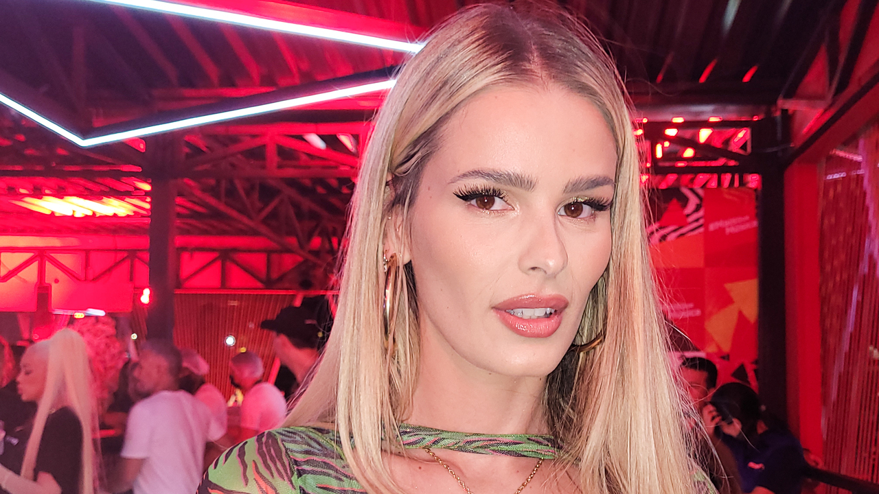 Yasmin Brunet chama atenção no Lollapalooza com look transparente e todo recortado