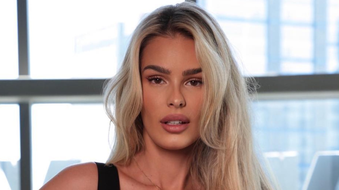 Yasmin Brunet chama atenção da web com look transparente: ”Bonita até enrolada num lençol”