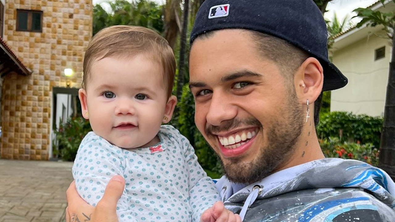 Zé Felipe e Maria Alice surgem brincando juntos em piscina de bolinhas