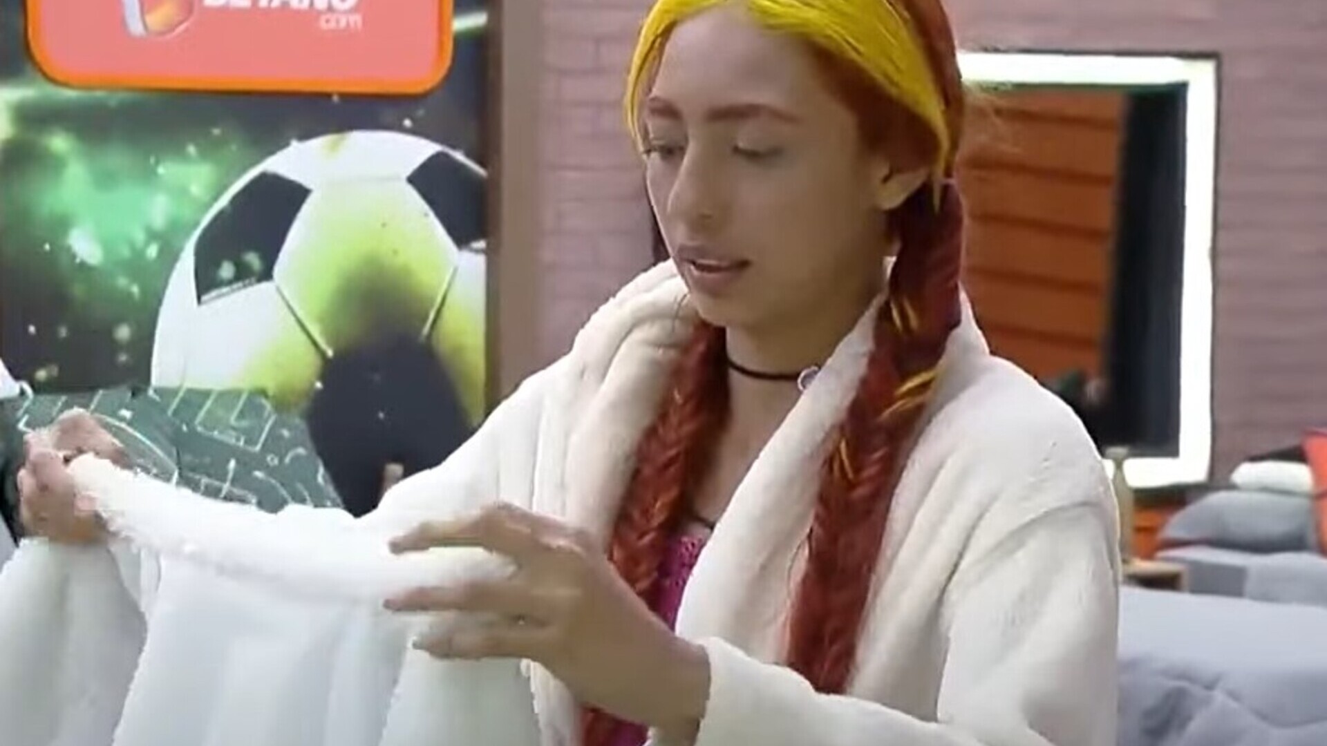 A Fazenda 14: Ruivinha de Marte presenteia Bia Miranda com vestido para a final