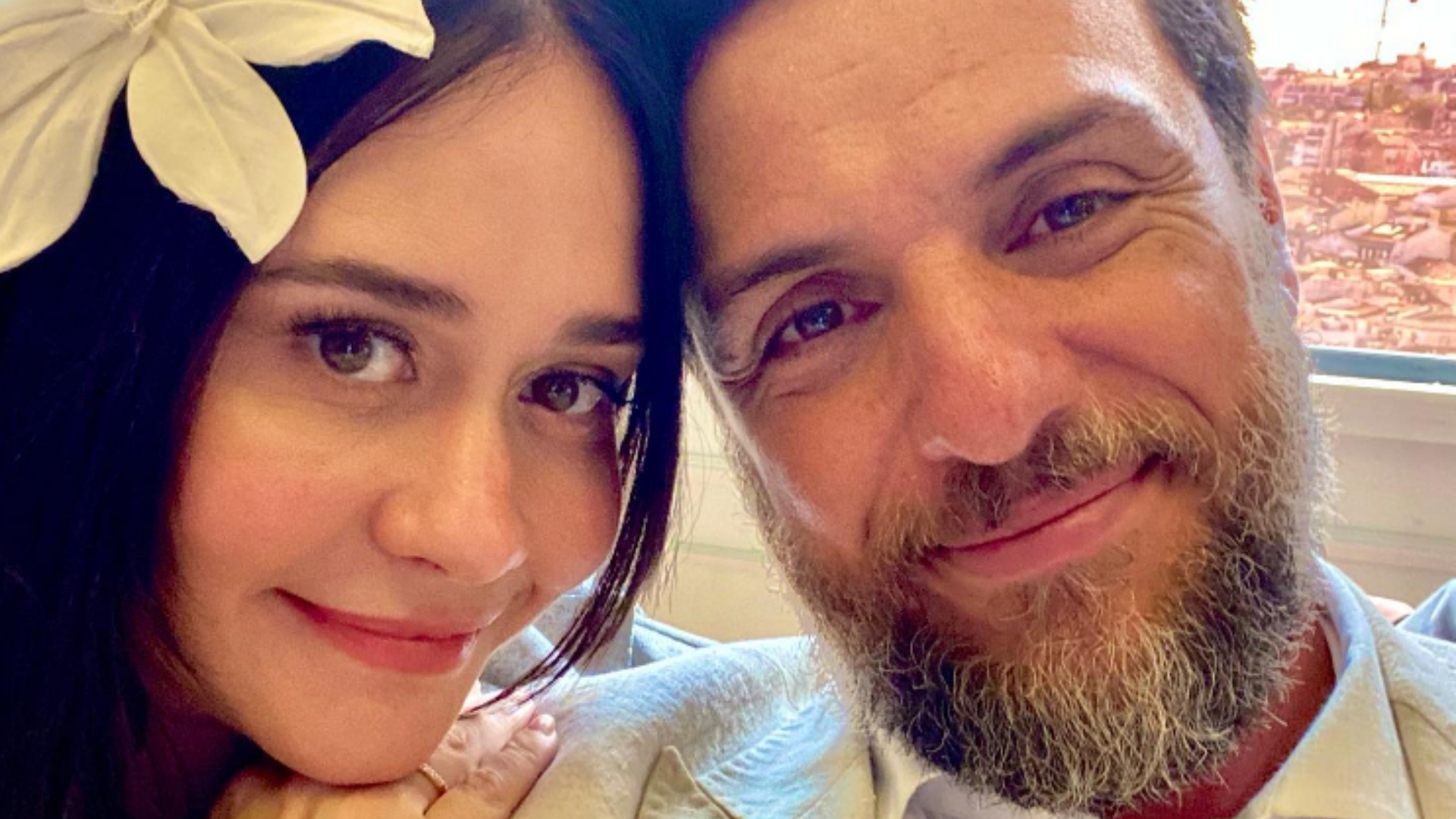 Rodrigo Lombardi posa ao lado de Alessandra Negrini nos bastidores da novela e fãs shippam