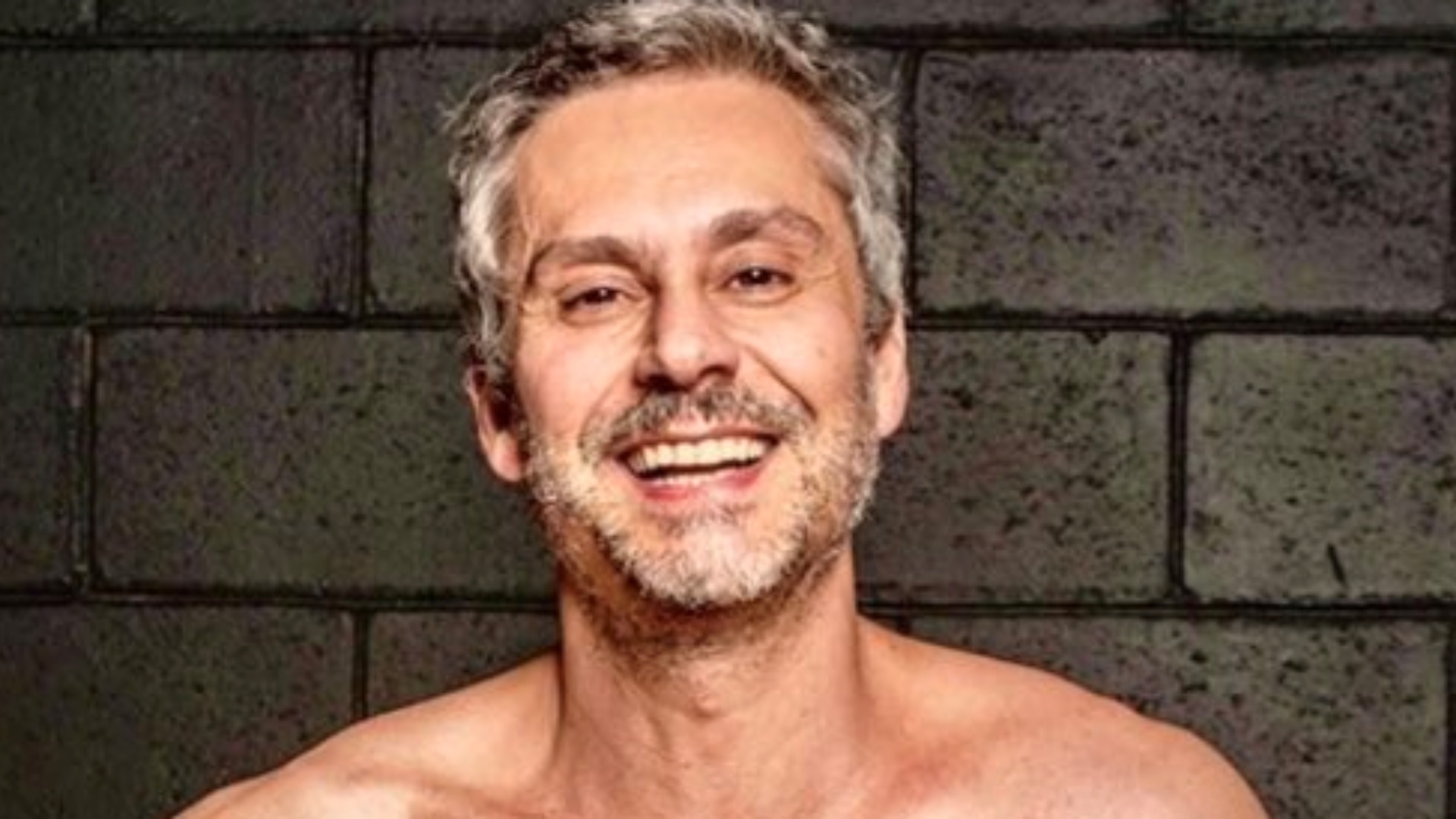 Alexandre Nero deixa os fãs babando ao surgir só de toalha: “Que homem”