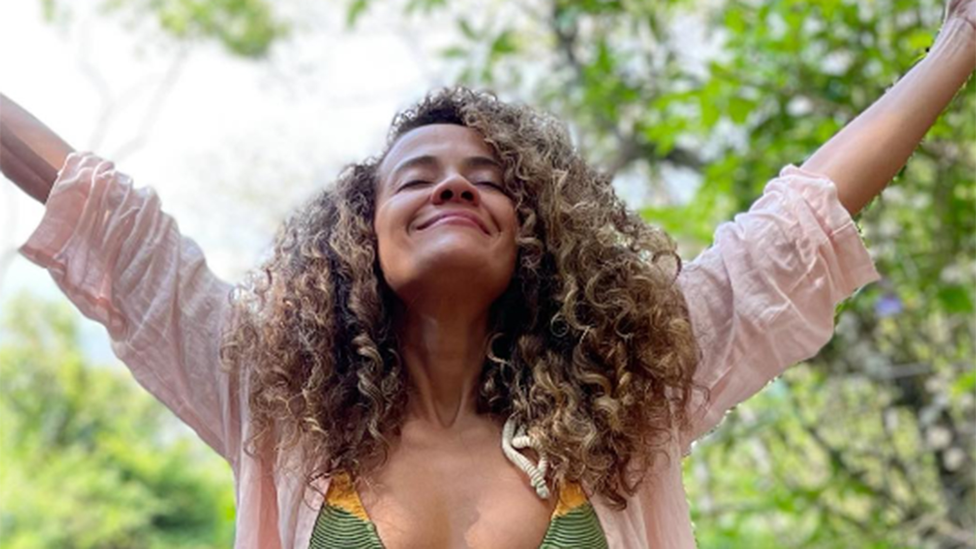 De biquíni, Aline Borges exibe a barriga sarada