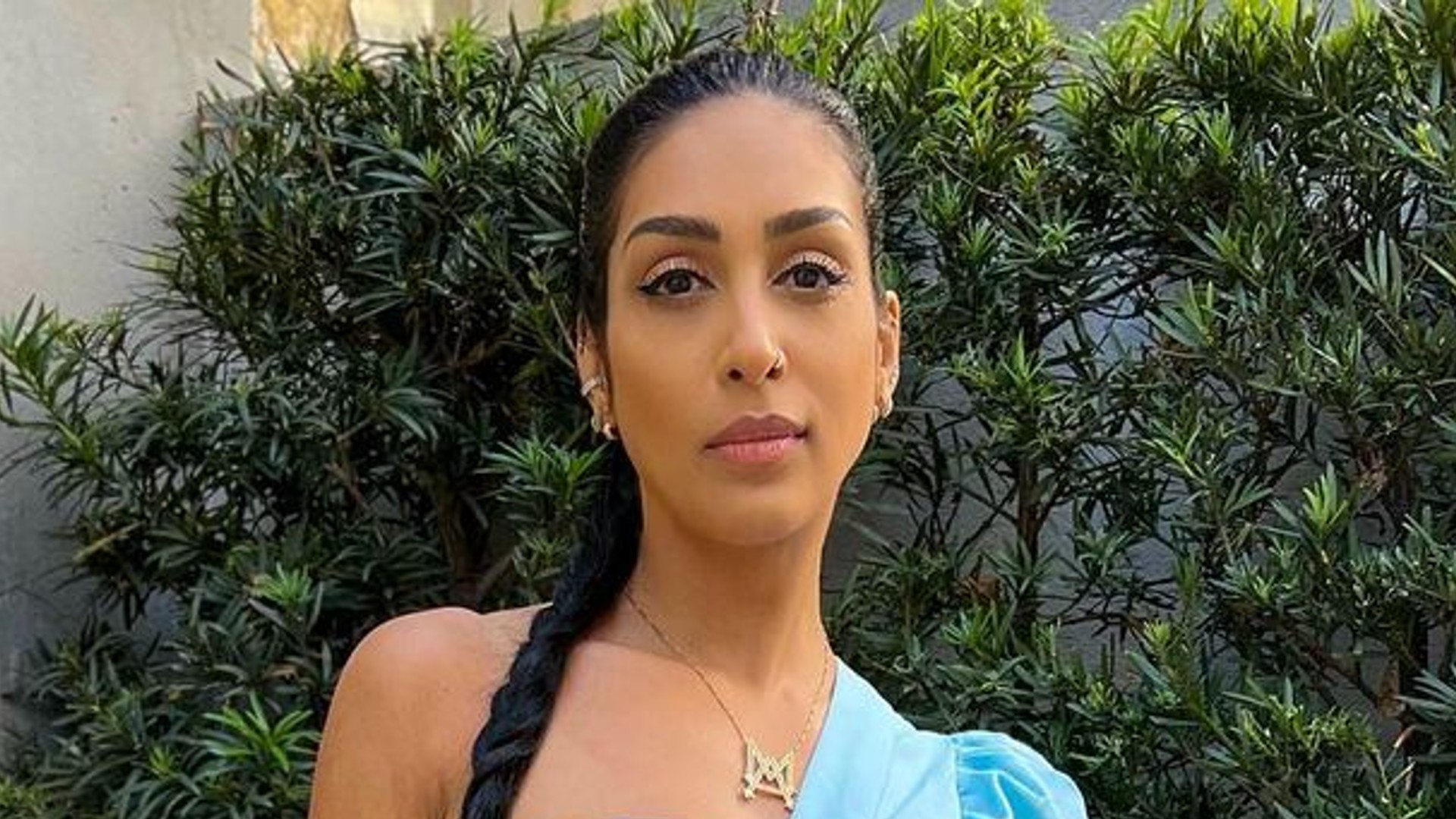 Amanda Djehdian posta foto com look all blue e se compara a princesa da Disney