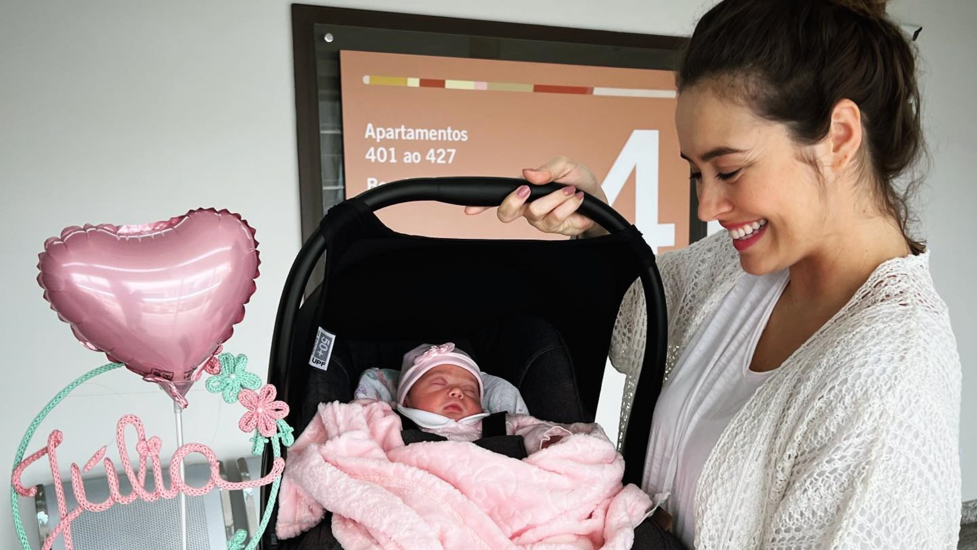 Amanda Richter encanta ao celebrar o segundo mês da filha, Júlia