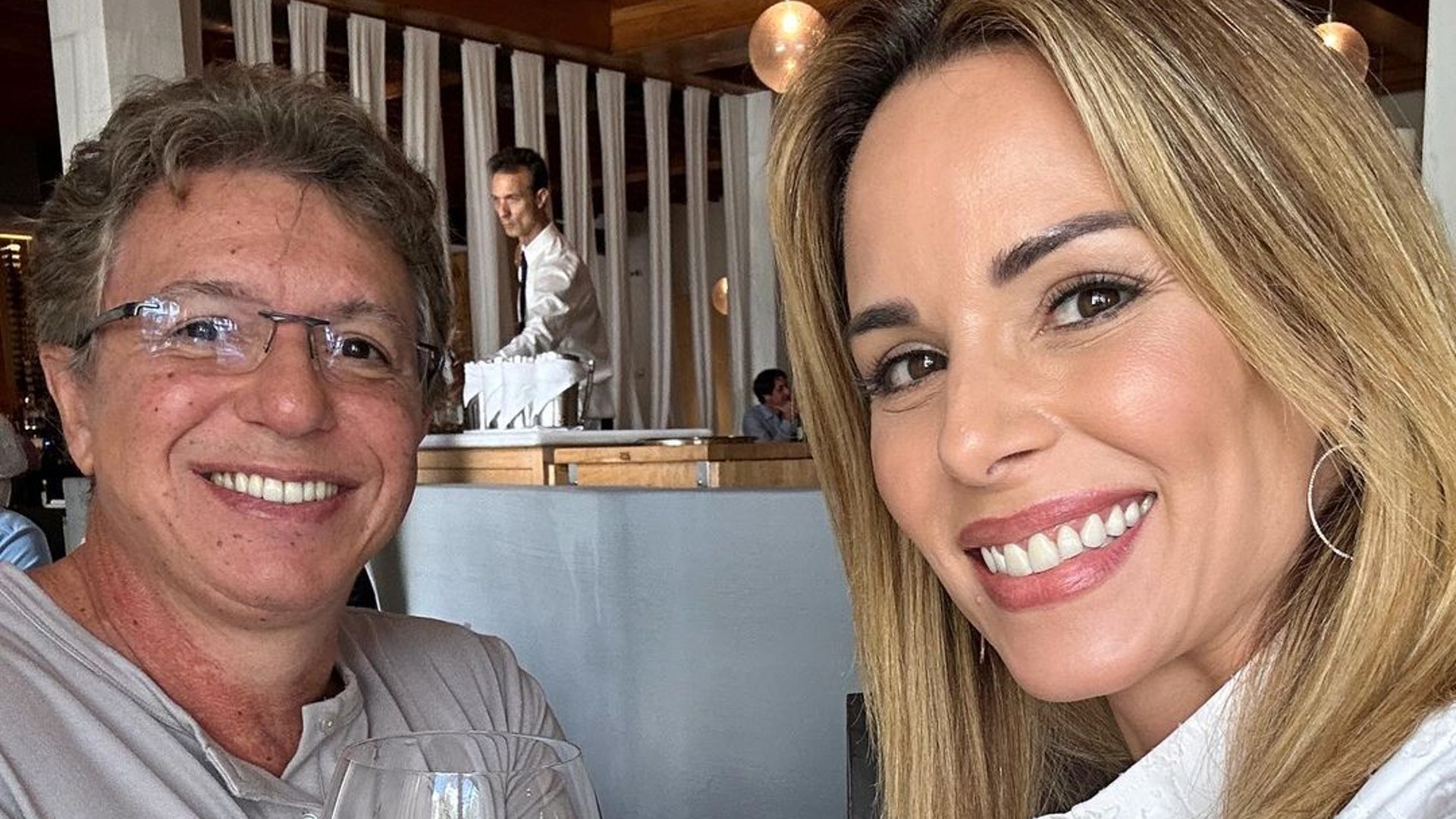 Ana Furtado comemora aniversário de Boninho com viagem internacional