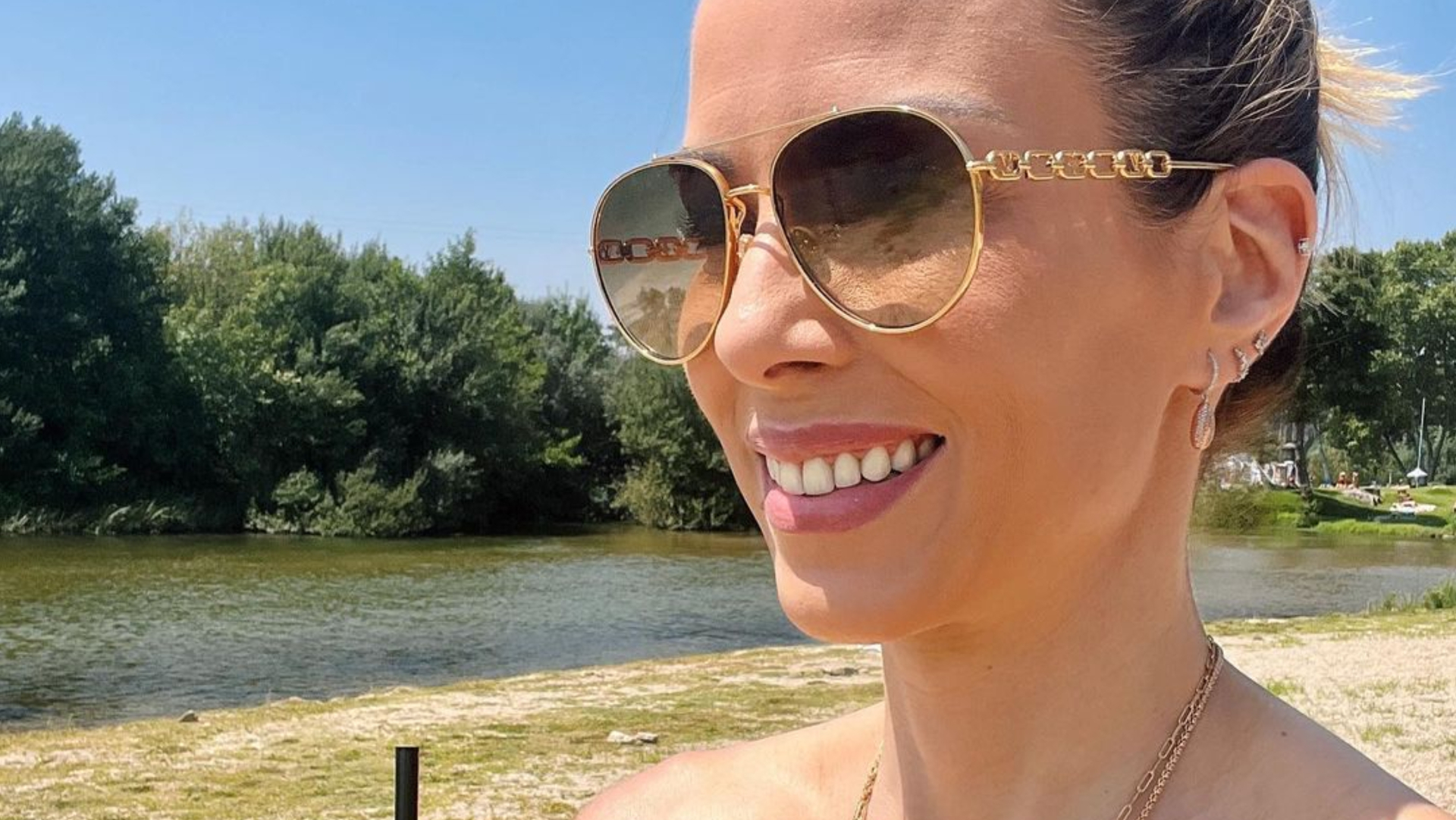 De biquíni sem alça, Ana Furtado surge plena tomando drink: ”Um brinde”