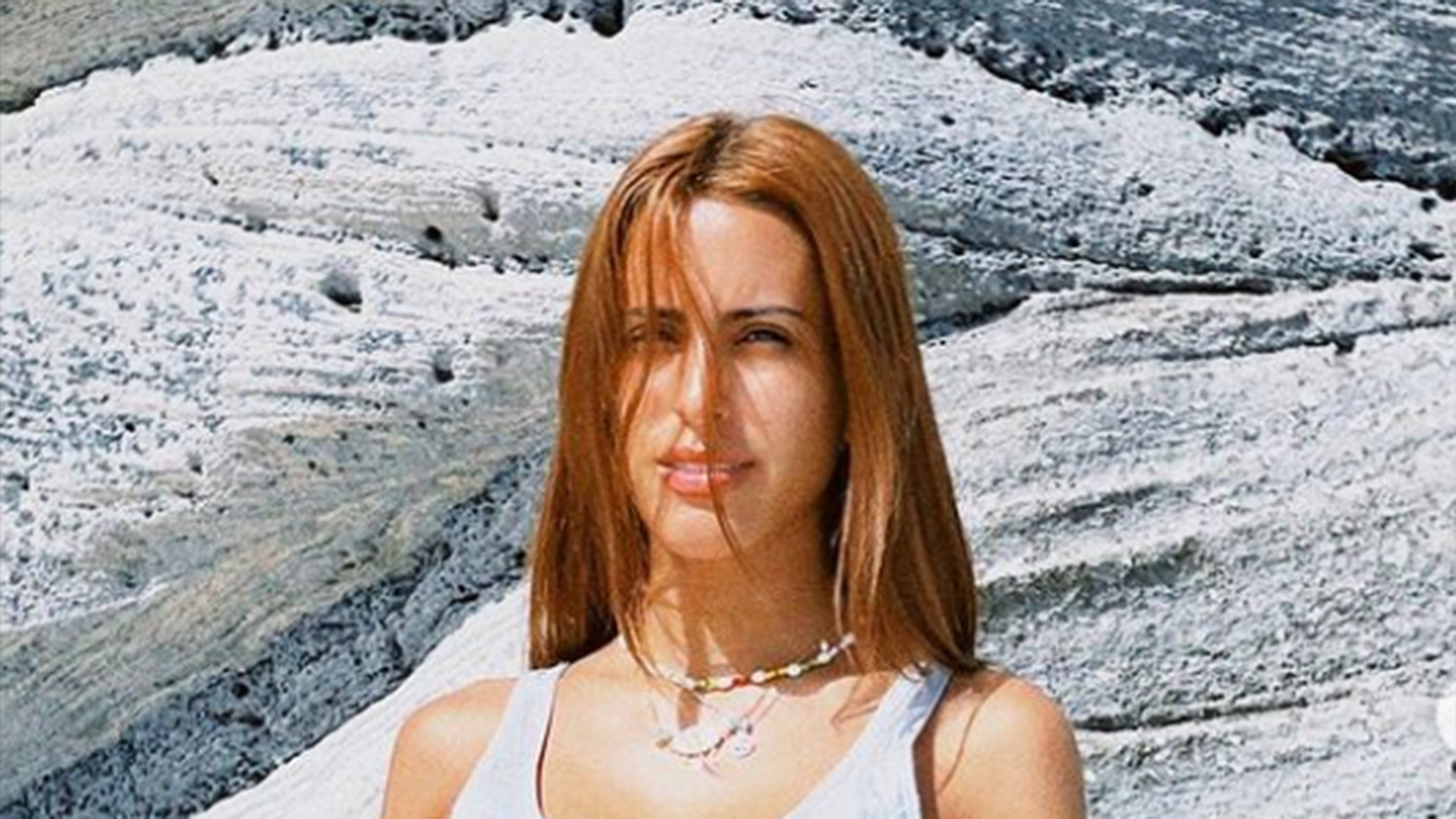 Filha de Gloria Pires exibe a barriga sarada em foto de biquíni