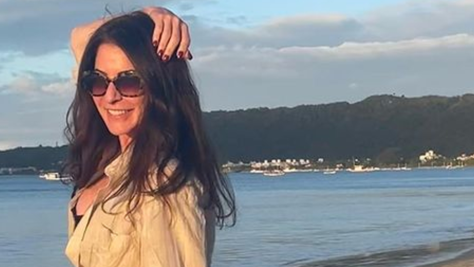 Só de camisa, Ana Paula Padrão surge deslumbrante na praia e choca: ”Que linda”