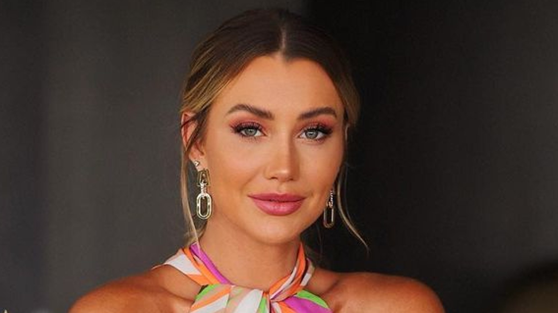 Ana Paula Siebert inspira fãs com vestido multicolor