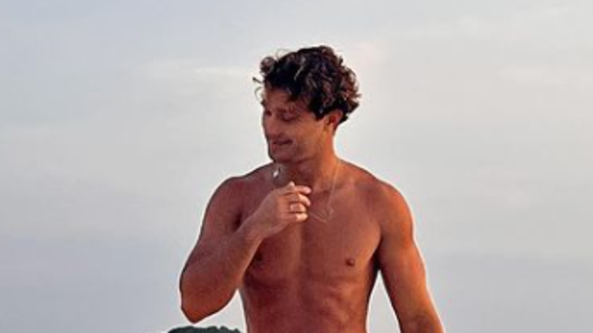 André Luiz Frambach publica foto saindo do mar e se declara para Larissa Manoela