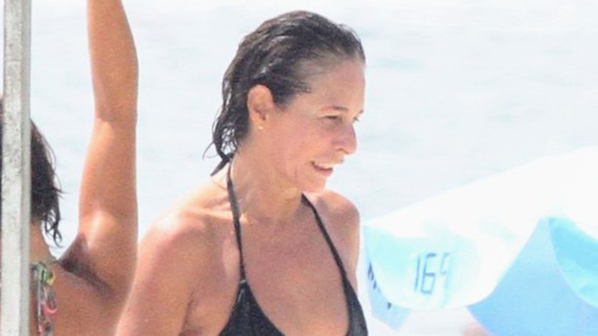Andréa Beltrão exibe sua beleza natural em dia na praia