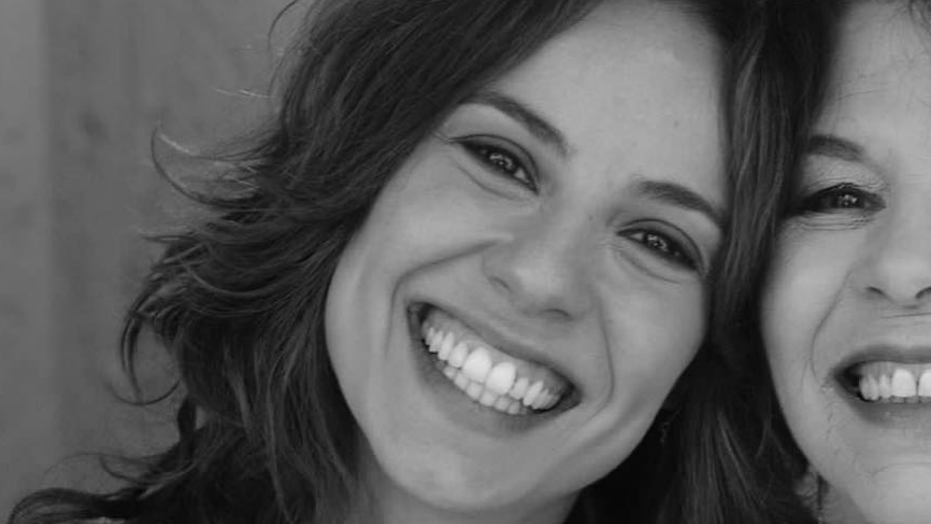 Andréia Horta surge em clique raro ao lado da mãe e fãs apontam semelhança: “Muito parecidas”