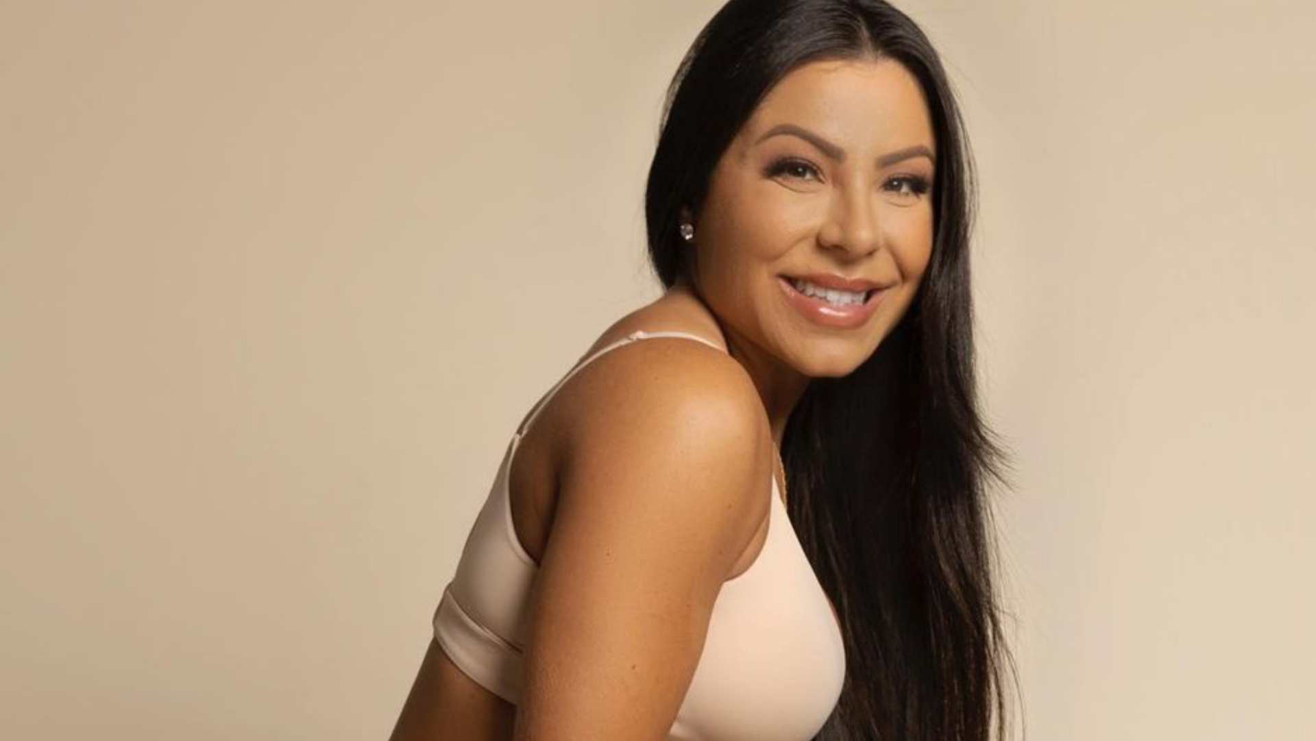 Só de lingerie, Andressa Ferreira empina bumbum e choca com desenho perfeito: ”Lindíssima”