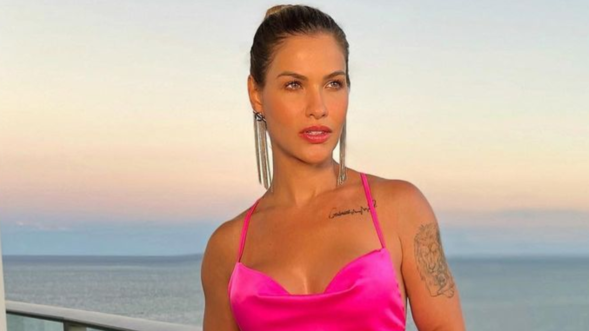 Andressa Suita ostenta decote saltando em vestido micro e arrasa: ”Uma Barbie”