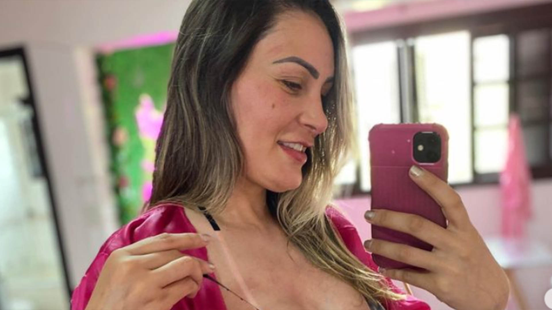 Andressa Urach surge com biquíni de fita adesiva após deixar clínica psiquiátrica