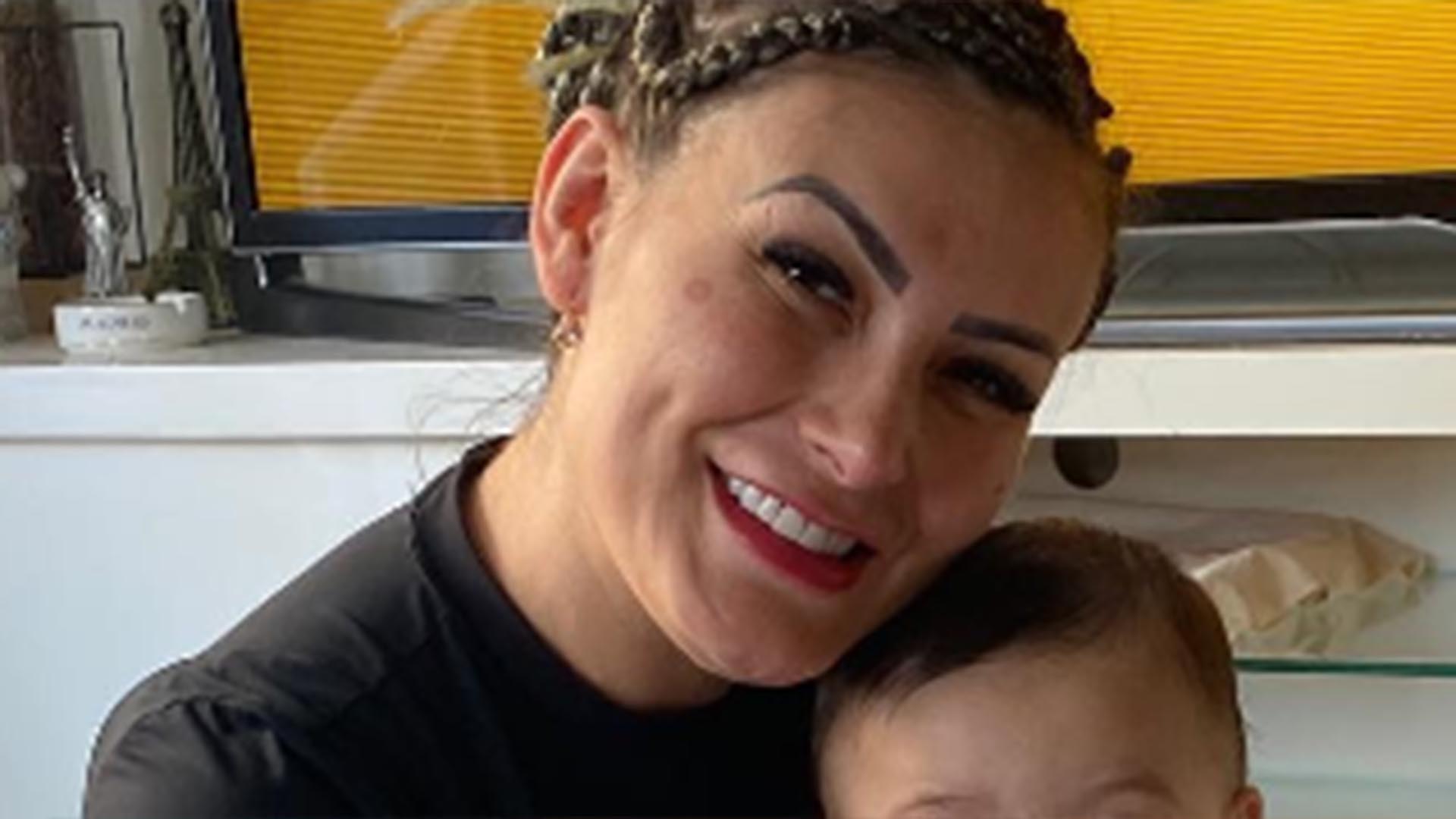 Andressa Urach reencontra o filho caçula após período em clínica psiquiátrica