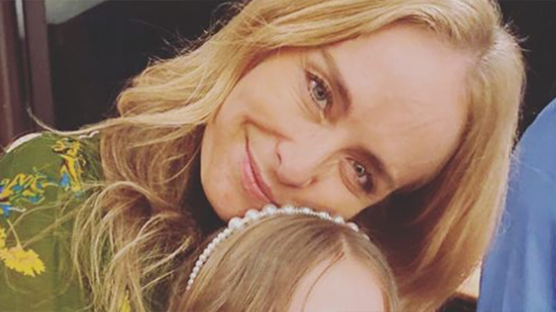 Angélica mostra as fotos da primeira comunhão da filha, Eva