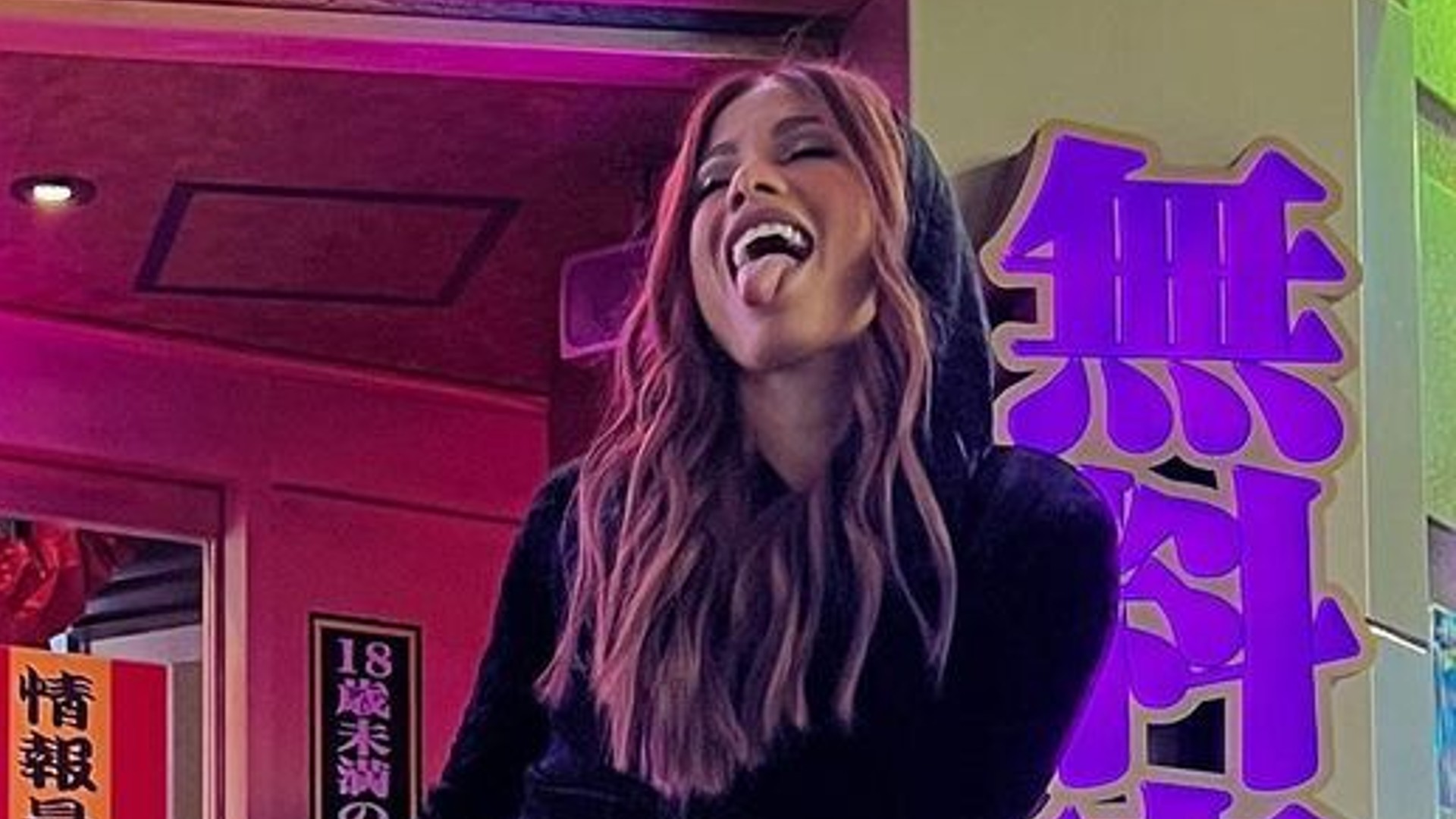 Anitta causa escândalo com microvestido preto de R$18 mil no Japão