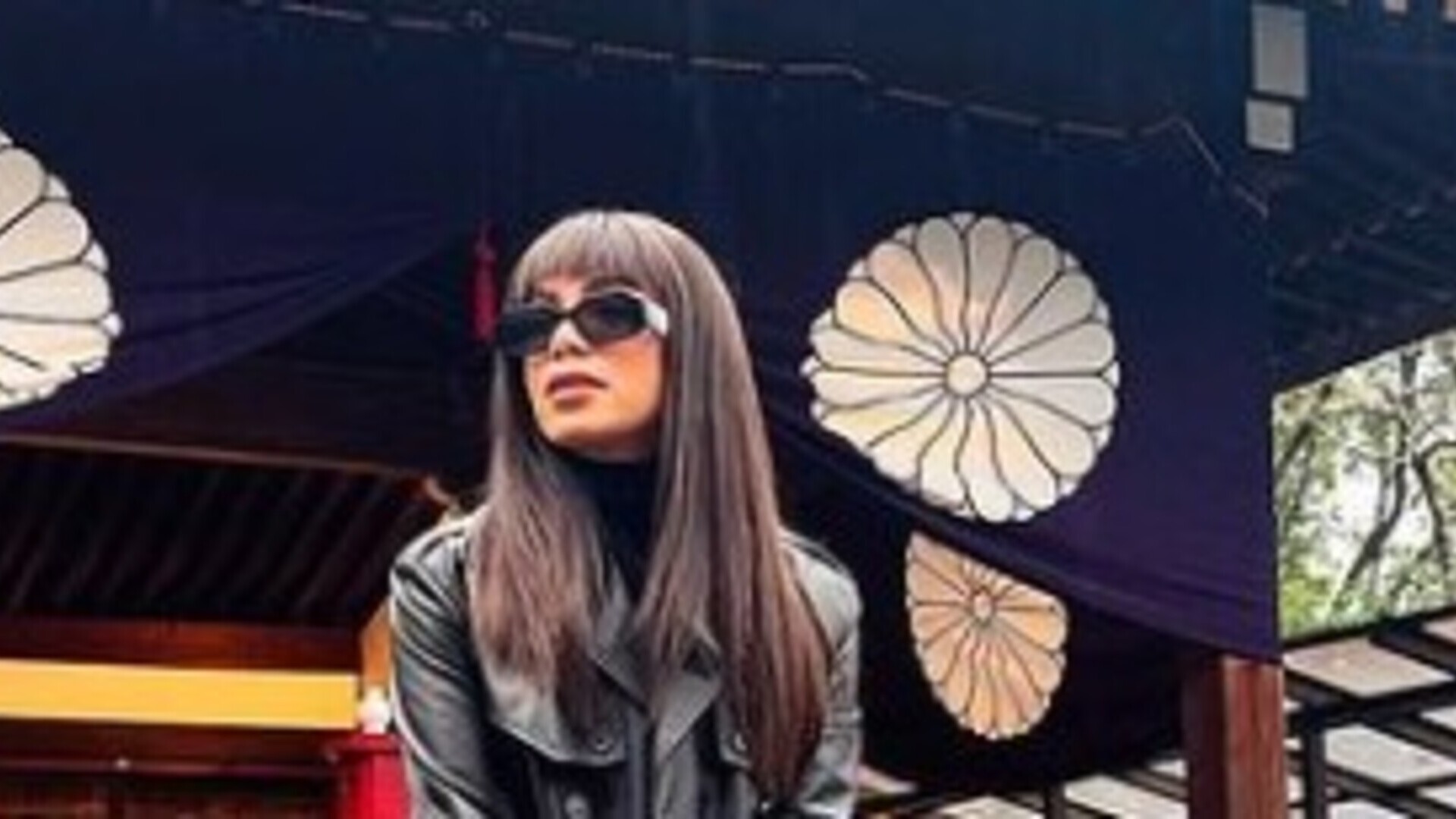 Anitta aposta na beleza ao escolher look all-black em passeio no Japão